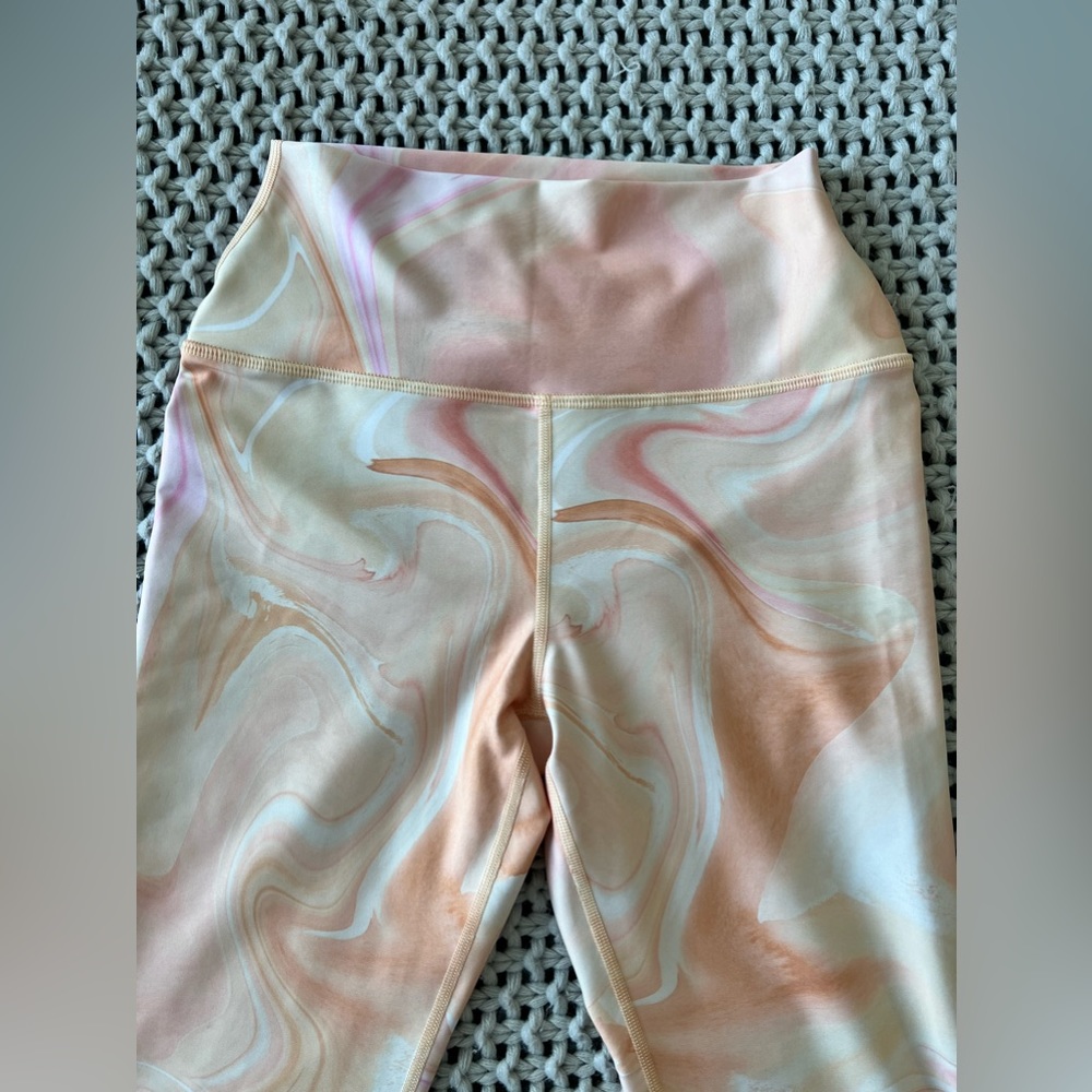 Carbon 38 Printed High Rise 7/8 Leggings in Warped Marble - Picture 9 of 10